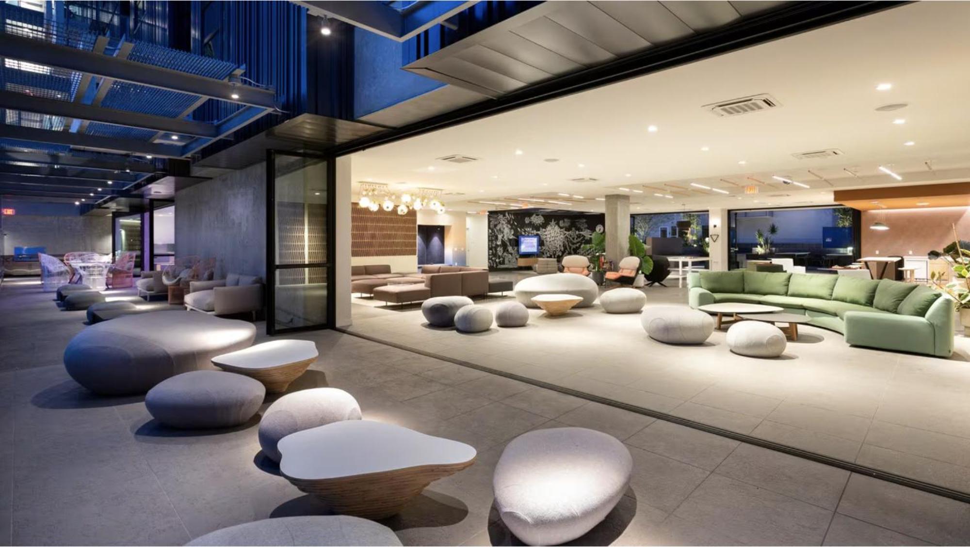 Glamorous Getaway In Hollywood Capsule hotel *