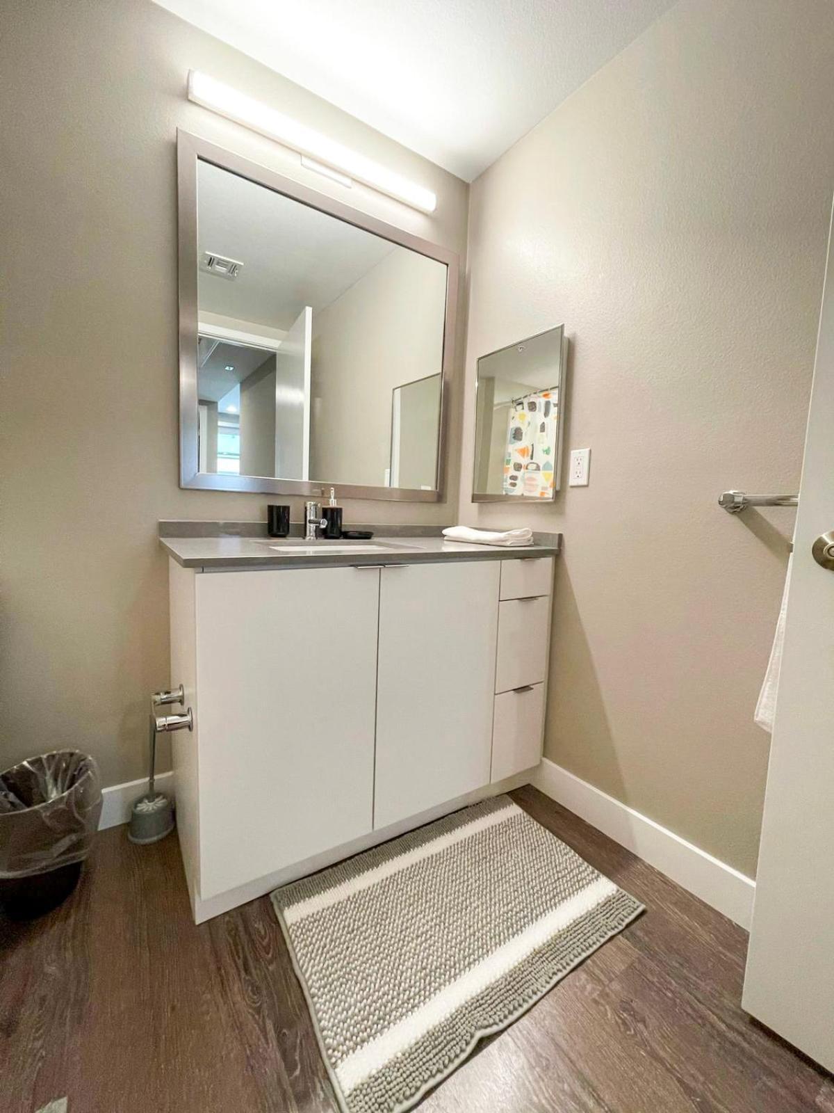 Glamorous Getaway In Hollywood Capsule hotel