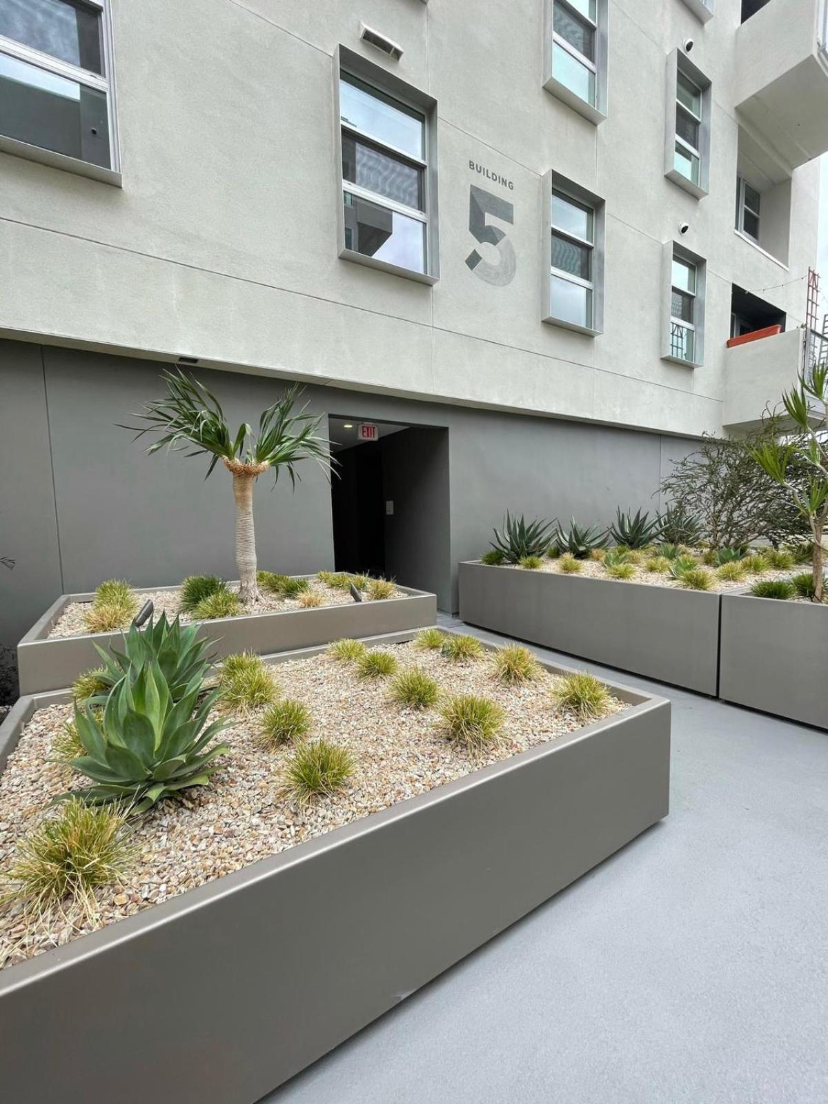 Glamorous Getaway In Hollywood Capsule hotel